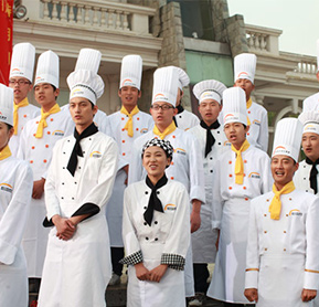 廚師成餐飲行業(yè)發(fā)展瓶頸 學(xué)廚師收獲高新技能