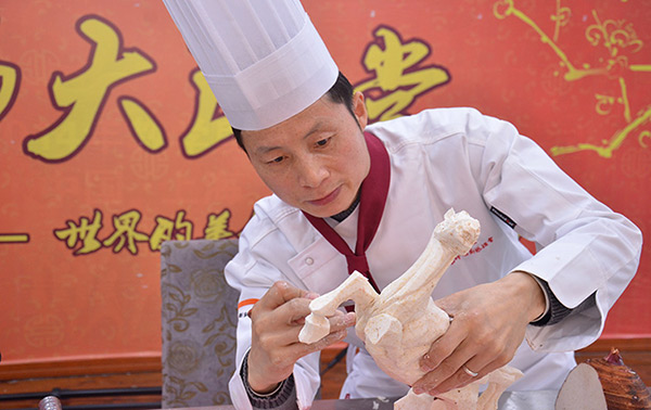 李順才大師展示雕刻絕技 刀下駿馬奔騰