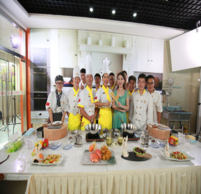 江映蓉空降上海新東方 變身“廚小花”