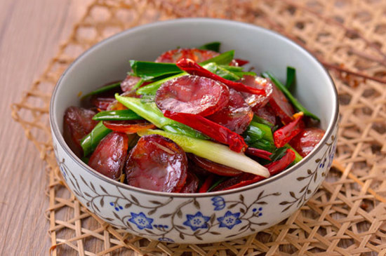 家常菜蒜苗炒香腸的常見(jiàn)做法