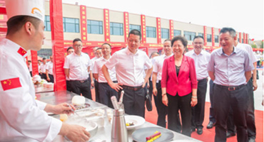 三十年新東方載祝福而行，數(shù)百道名小吃傳幸福味道