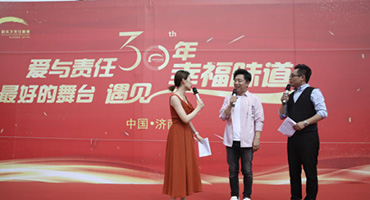 助力新東方烹飪30周年慶，百人擊鼓翻鍋強勢出擊