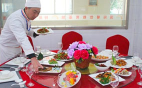 畢業(yè)典禮兩桌好菜 師生情深揮淚相別