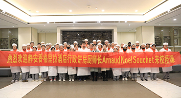 雄厚師資讓人側(cè)目 上海新東方又有大師訪校