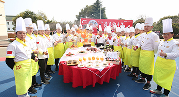 上海新東方“最美家鄉(xiāng)菜”廚藝巔峰對決 金領1704vs烹飪精英1703