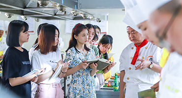 柴碧云新劇開(kāi)拍，新東方烹飪?yōu)樵搫√峁N藝指導(dǎo)