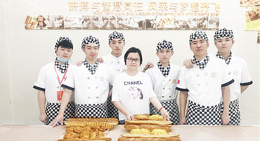 校企聯(lián)合才是王道 上海新東方攜手華潤(rùn)萬家開啟中級(jí)面包師考核