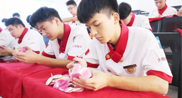 畢業(yè)季 轉(zhuǎn)眼間各奔東西 愿你們前程似錦