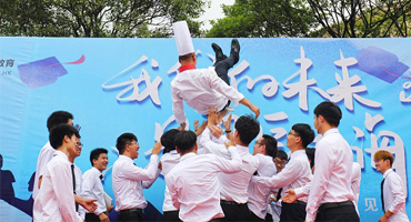 畢業(yè)季 仰望未來(lái) 如向日葵般怒放著……