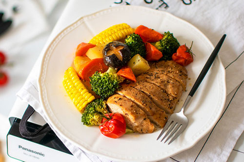 黑椒時蔬烤雞胸肉的做法——新東方烹飪學(xué)校