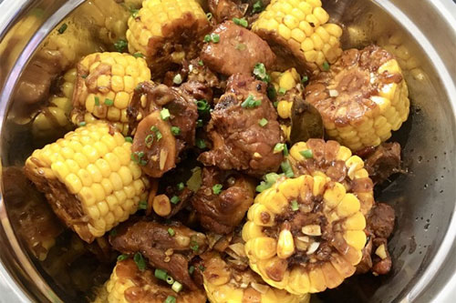 玉米燒排骨的做法——新東方烹飪學(xué)校
