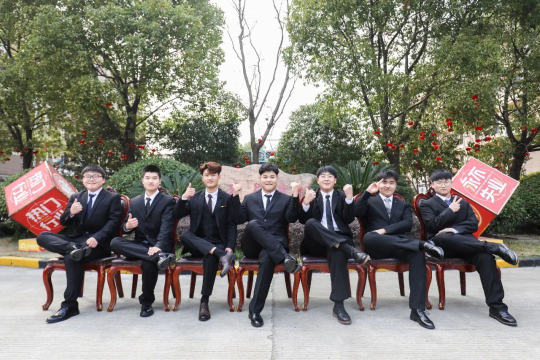 少年人前途浩浩蕩蕩!愿你不念過(guò)往，不懼將來(lái)，行而不輟，未來(lái)可期！