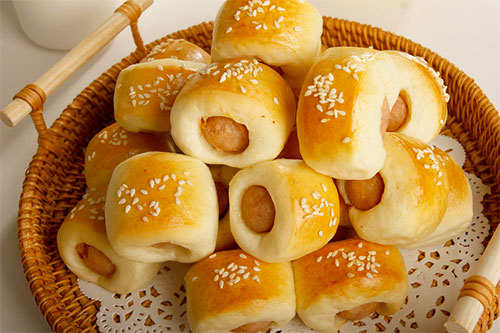 一口迷你腸仔包的做法——新東方烹飪教育