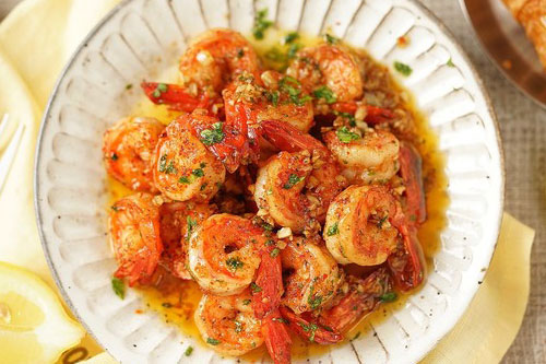 蒜蓉黃油蝦的做法——新東方烹飪教育