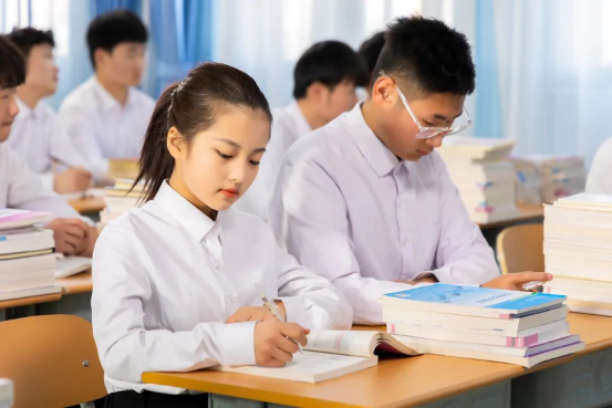 提前擇校｜擔(dān)心中考失手？建議你在中考前選好學(xué)校，雙線作戰(zhàn)！